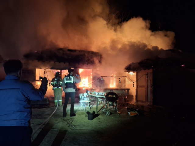 경주 양동마을 내 초가주택 화재 현장. 경북소방본부 제공
