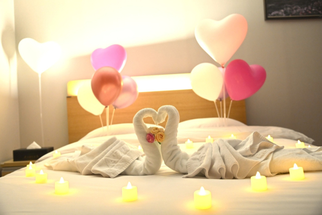 신혼부부 맞춤형으로 꾸며진 호텔 아젤리아 객실 내부 모습. 달성군 제공.