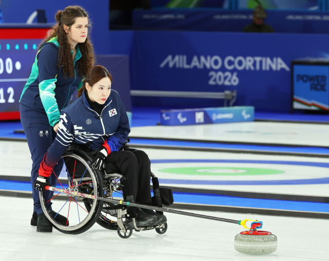5일(현지시간) 이탈리아 코르티나 컬링 올림픽 스타디움에서 열린 2026 밀라노·코르티나담페초 동계 패럴림픽 휠체어컬링 믹스더블 예선 3차전 대한민국 대 일본의 경기. 백혜진이 스톤을 밀고 있다. 이날 경기는 9-0으로 대한민국이 승리했다. 미국과 맞붙은 예선 5차전에서는 10대1로 미국을 완파했다. 연합뉴스