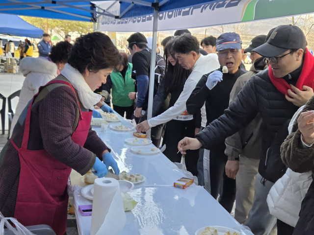2026 성주참외 전국마라톤대회가 열린 성주별고을운동장에서 참외 아줌마 출신 농민들이 마라톤 참가자들에게 참외를 무료로 제공하고 있다. 조규덕 기자