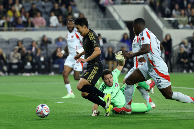LAFC의 손흥민이 8일 미국 캘리포니아주 LA의 BMO 스타디움에서 열린 2026 MLS 3라운드 경기 도중 FC댈러스 골키퍼를 제치며 공격을 시도하고 있다. 연합뉴스