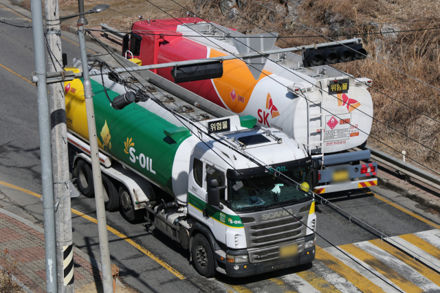 이란이 핵심적인 에너지 수송로인 호르무즈 해협 봉쇄에 나서며 유가가 급등할 것으로 보이는 가운데 지난 3일 경기도 성남시 대한송유관공사 서울지사 인근에서 유조차들이 오가고 있다. 우리나라는 지난해 기준으로 중동 원유 도입이 전체 70%에 달하고, 이 중 95% 이상이 호르무즈 해협을 통과했을 정도로 중동산 원유 의존도가 높다. 호르무즈 해협이 봉쇄될 경우 타격이 막대할 것이라는 분석이 나온다. 연합뉴스