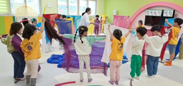 경북지역 한 유치원에서 원아들이 선생님과 함께 연극놀이 체험을 하고 있다. 경북교육청 제공