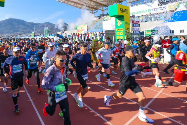 2026 성주참외 전국마라톤대회가 8일 성주별고을 운동장 일원에서 성대하게 열렸다. 성주군 제공