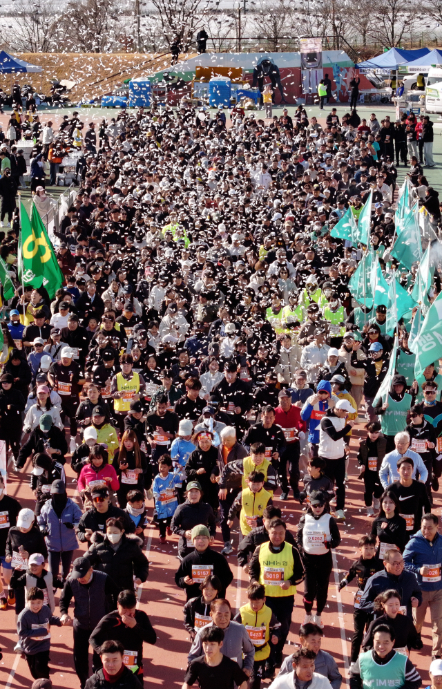 2026 성주참외 전국마라톤대회가 8일 성주별고을 운동장 일원에서 성대하게 열렸다. 성주군 제공