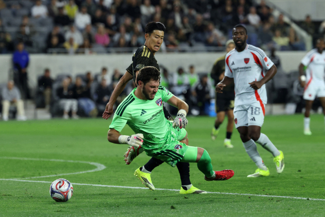 LAFC의 손흥민이 8일 미국 LA의 BMO 스타디움에서 열린 2026 MLS 3라운드 경기 도중 FC댈러스의 골키퍼와 공을 다투고 있다. 연합뉴스