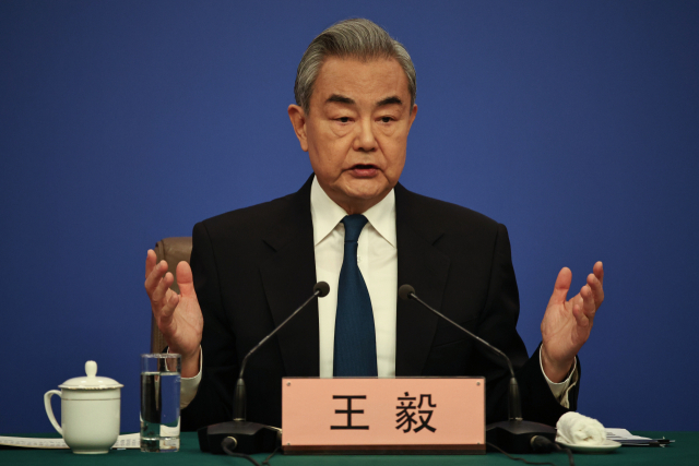 8일 중국 베이징에서 열린 제14기 전국인민대표대회(NPC) 4차 회의 기간에 왕이 중국 외교부장이 외교 정책과 대외 관계 관련 기자회견에서 발언하고 있다. 중국은 매년 전국인민대표대회(NPC)와 중국인민정치협상회의(CPPCC)라는 두 개의 주요 정치 행사를 개최하며, 이 두 회의를 통틀어 