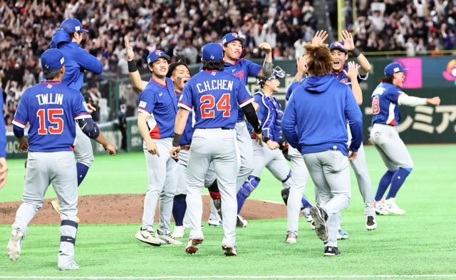 8일 일본 도쿄돔에서 열린 2026 WBC 조별리그 C조 3차전 대한민국과 대만의 경기. 연장 10회말 5-4로 승리를 거둔 대만 선수들이 승리를 자축하고 있다. 연합뉴스