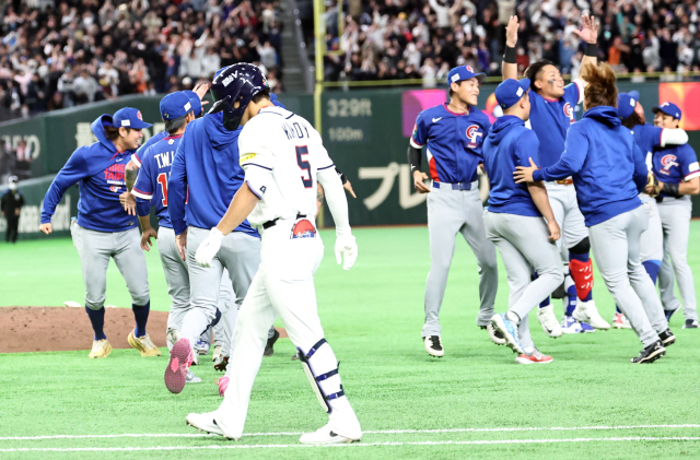 한국의 김도영이 8일 일본 도쿄돔에서 열린 2026 WBC 조별리그 C조 3차전 대만의 경기 연장 10회말 4대5로 경기가 끝나자 아쉬워하며 더그아웃으로 향하고 있다. 연합뉴스