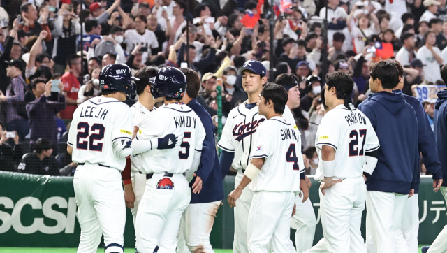 한국 선수들이 8일 일본 도쿄돔에서 열린 2026 WBC 조별리그 C조 3차전 대만만과의 경기 연장 10회말 4대5로 패한 뒤 서로 위로하고 있다. 연합뉴스
