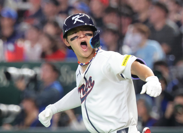 한국의 김도영이 8일 일본 도쿄돔에서 열린 2026 WBC C조 조별리그 3차전 대만과의 경기 6회말 1사 1루 때 역전 2점 홈런을 터뜨린 뒤 포효하고 있다. 연합뉴스