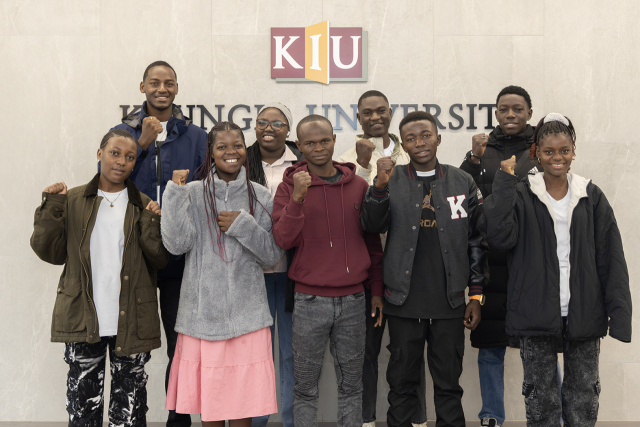 올해 경일대학교에 입학한 아프리카 출신 신입생 9명이 단체 기념 사진을 촬영하고 있다. 경일대 제공