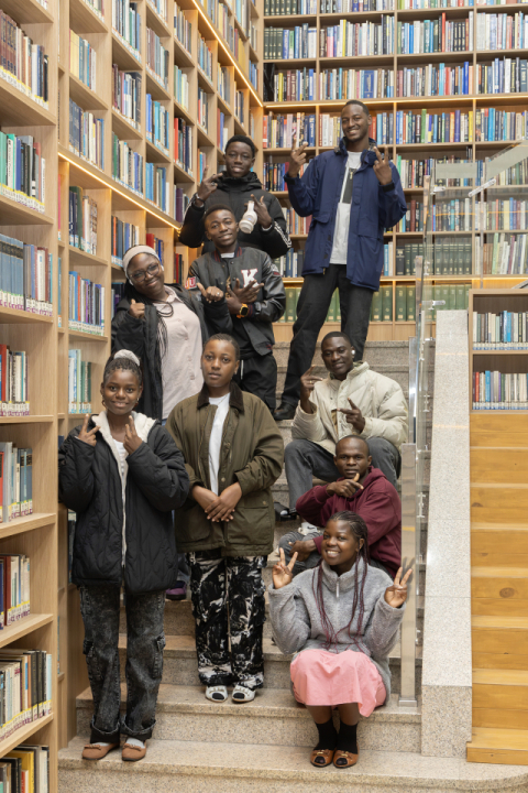 올해 경일대학교에 입학한 아프리카 출신 신입생 9명이 단체 기념 사진을 촬영하고 있다. 경일대 제공