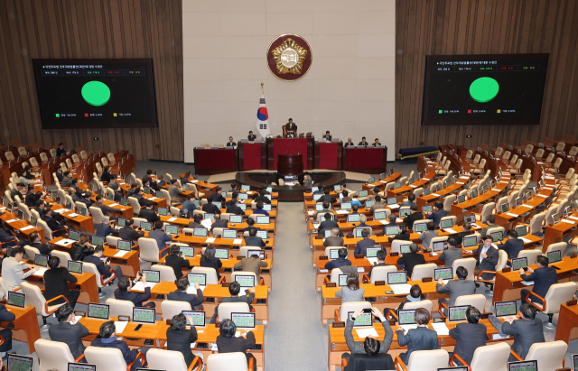 1일 국회에서 국민투표법 전부개정법률안(대안)에 대한 수정안이 가결되고 있다. 연합뉴스
