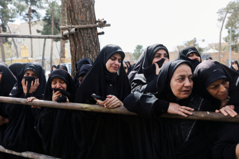 [포토뉴스] 두 살 어린이 장례식 찾은 테헤란 시민들