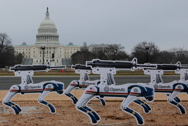 6일(현지시간) 미국 워싱턴DC 내셔널 몰에 인공지능(AI) 로봇 모양의 표지판들이 설치돼 있다. 최근 오픈AI가 미 국방부의 AI 기술 사용을 허용한 결정에 항의하는 시위로 풀이된다. AFP 연합뉴스