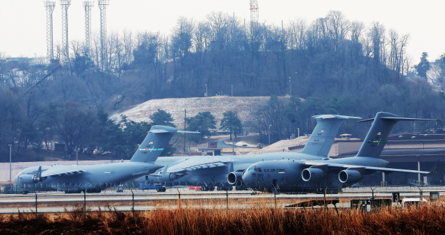 6일 경기도 평택시 주한미공군 오산기지에 C-5와 C-17 등 대형 미군 수송기들이 대기하고 있다. 연합뉴스