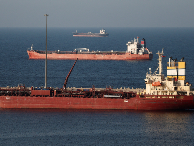 중동발 해운 운임 7배 폭등…항공권도 10만원 오른다