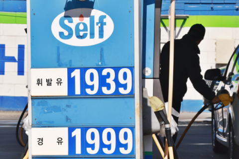 쿠웨이트·UAE 석유 생산 줄인다…국제유가 100달러 경고