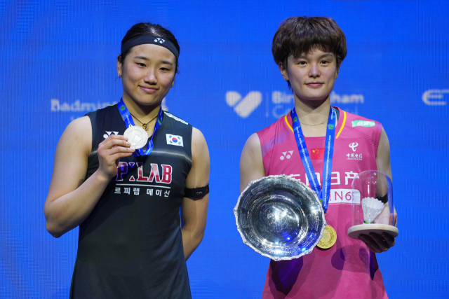 한국의 안세영이 8일 영국 버밍엄에서 열린 2026 세계배드민턴연맹(BWF) 월드투어 슈퍼 1000 전영오픈 여자 단식 결승에 나섰으나 중국의 왕즈이(오른쪽)에 져 은메달에 그친 뒤 기념 사진을 찍고 있다. AP 연합뉴스