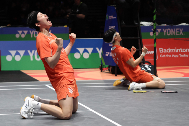한국 남자 복식의 김원호(오른쪽)-서승재 조가 8일 영국 버밍엄에서 열린 2026 세계배드민턴연맹(BWF) 월드투어 슈퍼 1000 전영오픈 결승에 출전, 말레이시아의 아론 치아-소위익(2위) 조를 꺾고 우승을 확정한 순간 포효하고 있다. AFP 연합뉴스