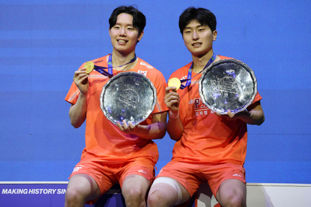 한국 남자 복식의 김원호(오른쪽)-서승재 조가 8일 영국 버밍엄에서 열린 2026 세계배드민턴연맹(BWF) 월드투어 슈퍼 1000 전영오픈 결승에 출전, 말레이시아의 아론 치아-소위익(2위) 조를 꺾고 우승을 차지한 뒤 기념 사진을 찍고 있다. AFP 연합뉴스