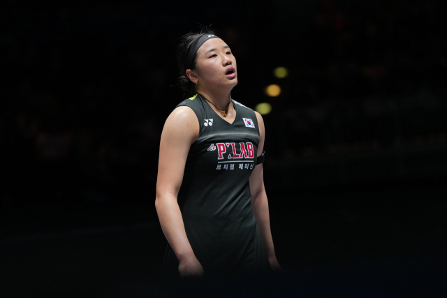 한국의 안세영이 8일 영국 버밍엄에서 열린 2026 세계배드민턴연맹(BWF) 월드투어 슈퍼 1000 전영오픈 여자 단식 결승 왕즈이(중국)와의 대결 도중 플레이가 잘 풀리지 않자 아쉬워하고 있다. AP 연합뉴스