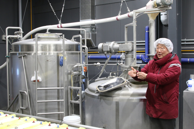 20년 이상 맥주 외길을 걸어온 베테랑 허정석 문베어 브루어리 공장장이 강원도 고성 공장 내 최신식 양조 설비 앞에서 맥즙을 끓여내는 공정을 설명하고 있다. 문베어 브루어리는 인공 향료를 배제하고 물, 맥아, 홉, 효모만을 사용하는 