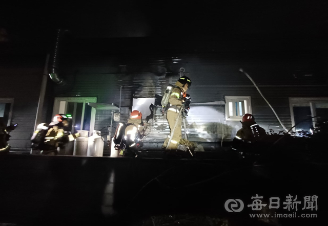 8일 포항시 북구 흥해읍 한 식당에서 불이나 출동한 소방관들이 진화작업을 벌이고 있다. 경북소방본부 제공