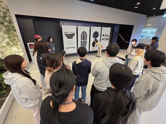 다문화 시대에 발맞춰 이주배경 청소년들을 교촌 본사로 초청해 진행한 