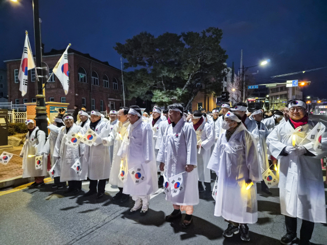 지난달 28일 안동청년유도회 주관으로 진행된 만세운동 재현 행사는 안동 구도심에서 펼쳐져 역대 가장 많은 시민들이 참가한 것으로 확인됐다. 안동청년유도회 제공