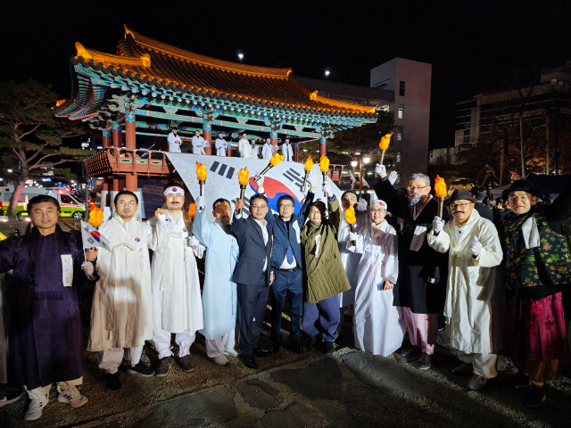 지난달 28일 안동청년유도회 주관으로 진행된 만세운동 재현 행사는 안동 구도심에서 펼쳐져 역대 가장 많은 시민들이 참가한 것으로 확인됐다. 안동청년유도회 제공