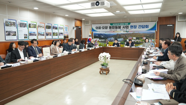 봉화군이 지난 6일 군청 소회의실에서 의료·요양 통합돌봄 추진 현황을 살피고 지역 특성을 반영한 돌봄 체계 구축 방안을 논의하기 위한 현장 간담회를 개최했다. 봉화군 제공
