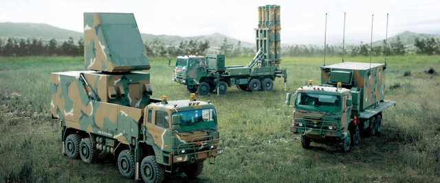 국산 중거리 지대공 요격체계 천궁-II 포대. 왼쪽부터 다기능레이다, 발사대, 교전통제소. 방위사업청 제공