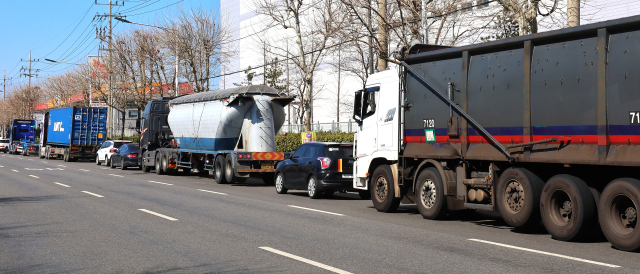 경유값 2천원 코앞…화물·택배업계 
