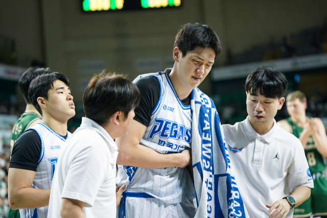 프로농구 대구 한국가스공사 페가수스의 김준일이 8일 원주 DB 프로미와의 경기에서 갈비뼈 부상을 호소하며 코트 밖으로 나오고 있다. KBL 제공