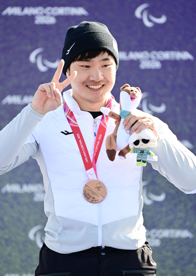 8일(한국시간) 이탈리아 코르티나 파라 스노보드 파크 에서 열린 2026 밀라노-코르티나담페초 동계 패럴림픽 스노보드 남자 크로스에 출전한 이제혁이 동메달을 따고 기뻐하고 있다. 연합뉴스