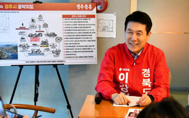 이강덕 경북지사 예비후보가 9일 경주의 한 카페에서 기자간담회를 갖고 공약을 발표하고 있다. 이강덕 캠프 제공