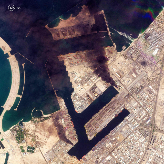 1일(현지시간) 이란의 공격으로 아랍에미리트(UAE) 두바이 제벨 알리 항구에서 연기가 피어오르는 모습. 이란은 28일 개전 후 수백 대의 드론과 미사일로 아랍에미리트(UAE) 및 걸프 지역국들을 공격했다. 플래닛 랩스에서 제공한 위성사진. AFP 연합뉴스