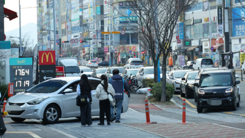 국제유가 100달러↑ 주유소 기름값 2천원 눈 앞 …청와대 