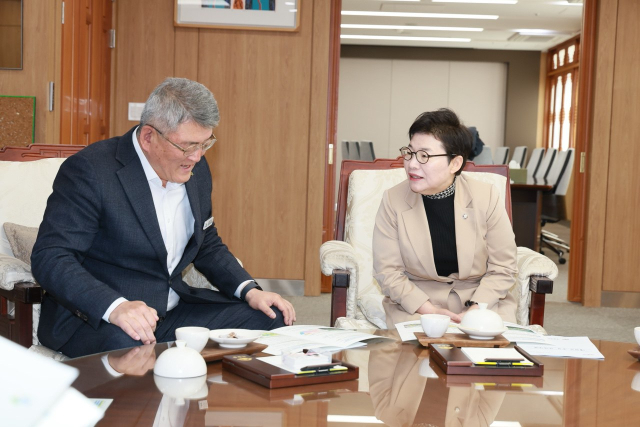 임이자 국회 재경위원장이 9일 예천군청에서 김학동 예천군수와 현안을 논의하고 있다.