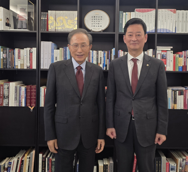 대구시장 예비후보로 등록한 최은석 국민의힘 의원(대구 동구군위군갑)이 9일 이명박 전 대통령을 예방했다. 최은석 의원실 제공