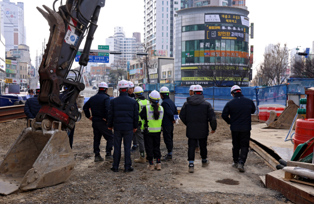 9일 대구 수성구 만촌네거리 천공기 전도사고 현장에서 대구시와 대구교통공사, 국토안전관리원 관계자들이 지반침하 및 지하 가시설물 등에 대한 합동점검을 하고 있다. 김영진 기자 kyjmaeil@imaeil.com