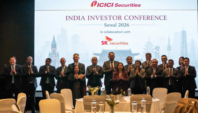 한정호 SK증권 글로벌사업부 대표. (왼쪽에서 다섯번째) Santosh Pai ICICI Bank MNC 부문장(왼쪽에서 여섯번째). Nishi Kant Singh 주한 인도대사 차석대사(왼쪽에서 일곱번째). Abhinek Bhargava Corporate Strategy and IR 부문장(왼쪽에서 여덟번째). Jaideep Goswami ICICI Securities Equity 부문장(앞줄 오른쪽에서 세번째). (사진=SK증권)