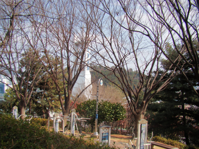 노비산 기슭의 마산문학관과 문창교회