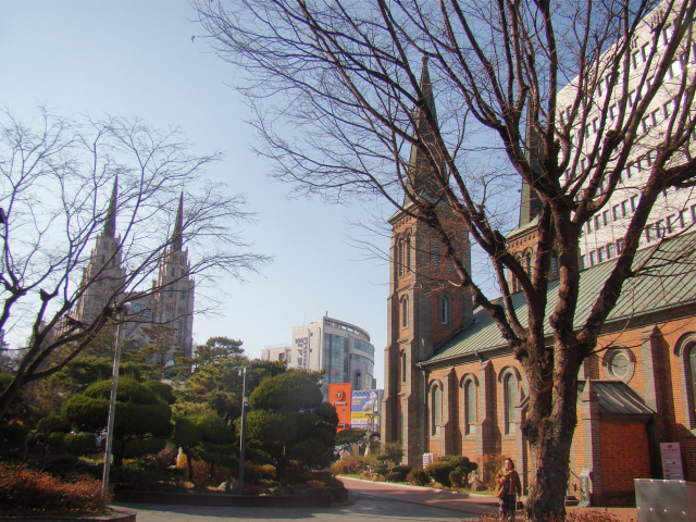 대구를 대표하는 두 쌍첨탑. 계산성당에서 바라본 제일교회