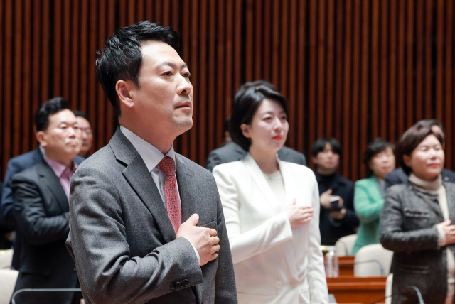 국민의힘 장동혁 대표가 9일 국회에서 열린 의원총회에 참석해 배현진 의원 등 참석 의원들과 국기에 경례하고 있다. 연합뉴스