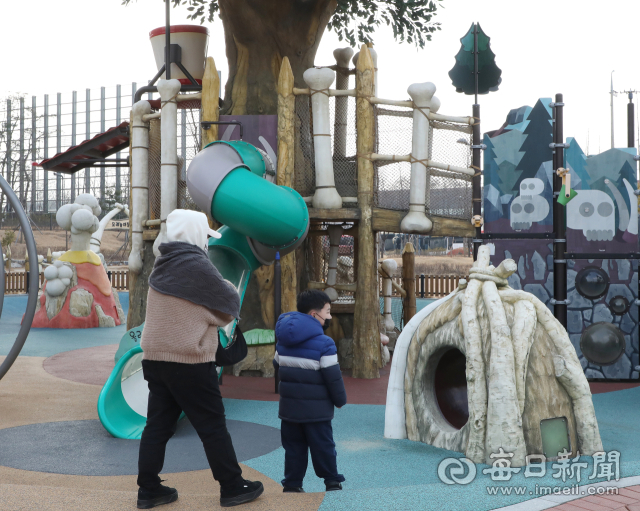 선사시대 분위기를 가미한 현대식 놀이터. 아이들은 공룡 뼈 모양 놀이기구와 발굴 체험 공간에서 놀며 자연스럽게 대구의 가장 오래된 시간을 만난다. 정운철 기자 woon@imaeil.com