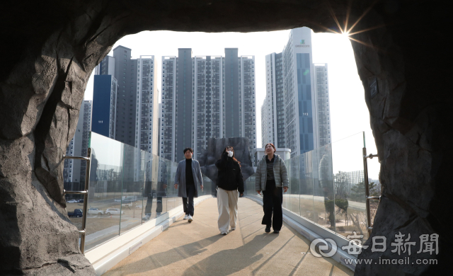 대구 달서구 선돌공원과 선돌마당공원 사이에 놓인 선돌보도교. 근대의 도시 대구 뒤편에 숨은 2만 년 역사가 이 길 위에 펼쳐진다. 정운철 기자 woon@imaeil.com