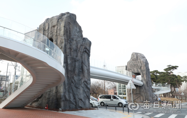 대구 달서구 선돌공원과 선돌마당공원 사이에 놓인 선돌보도교 너머로 선사 유적과 현대식 공원이 어우러져 있다. 정운철 기자 woon@imaeil.com